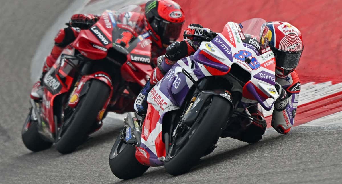 Jorge Martín y Pecco Bagnaia, rueda a rueda, durante el GP de India 2023 de F1. /AFP