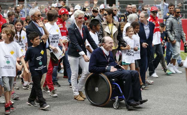 María de Villota, con Frank Williams y varios pilotos de F1, en el GP de España 2013.  Getty Images