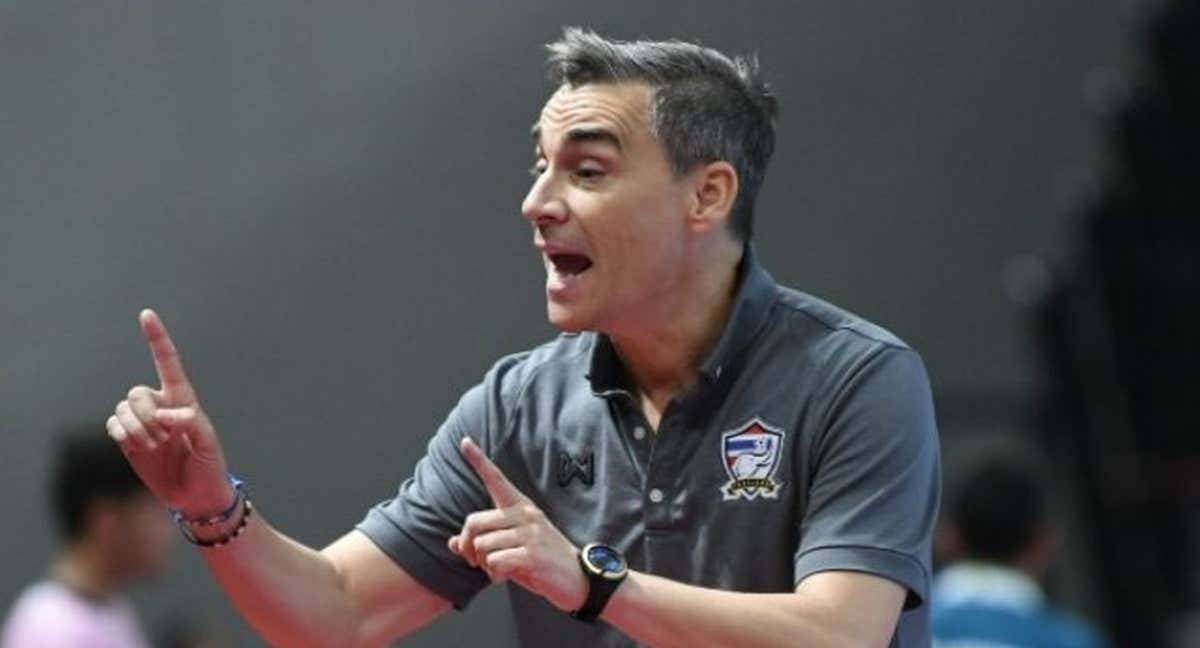Miguel Rodrigo dando instrucciones como seleccionador de Tailandia.