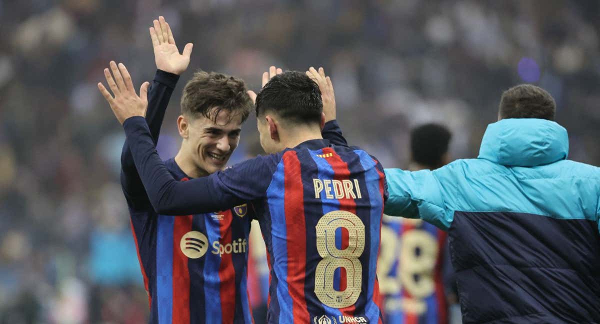 Pedri y Gavi celebran la victoria en la Supercopa de España./AFP