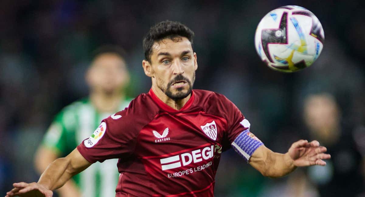 Jesús Navas pelea un balón en un derbi sevillano contra el Betis.