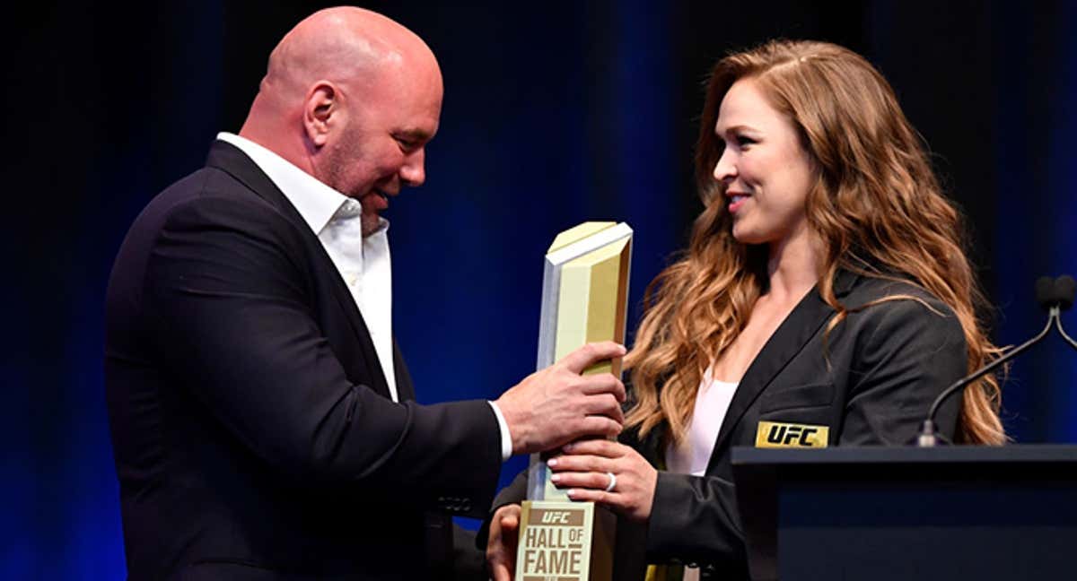 Dana White y Ronda Rousey durante la inducción al Salón de la Fama de UFC de la excampeona.