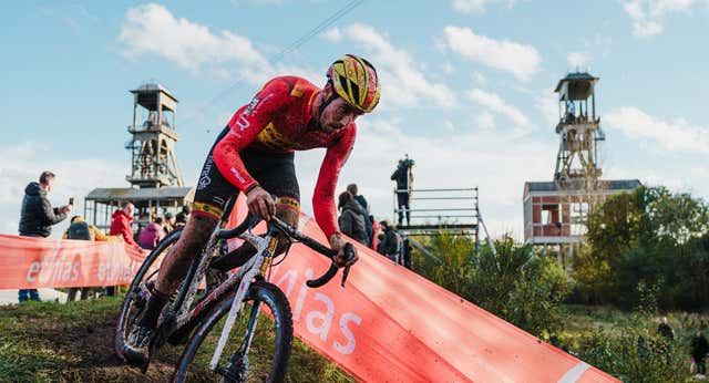 La hazaña de Felipe Orts o cómo un alicantino sube a un gran podio en el barro del ciclocross: «Era algo inimaginable»