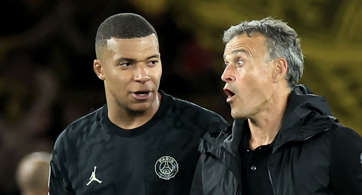 Mbappé y Luis Enrique charlan tras un partido. /EFE