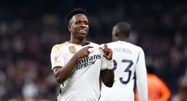 Un gol con el pecho ‘a lo Messi’, una celebración ‘made in Cristiano’ y un abrazo con Ancelotti: así fue la gran noche de Vinicius