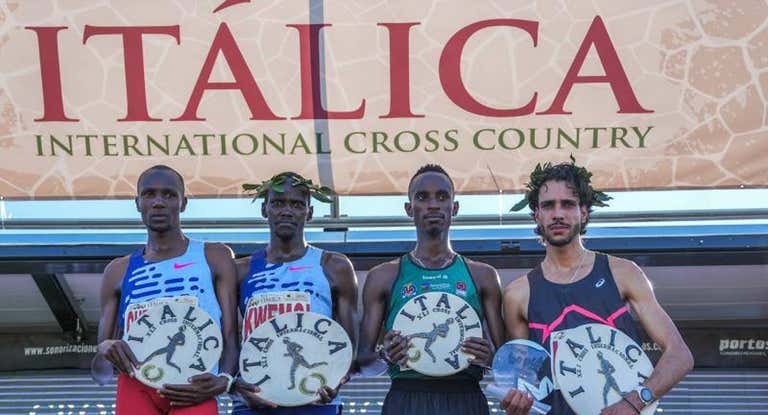 Mo Katir (25), a la derecha, mejor español en el Cross de Itálica.