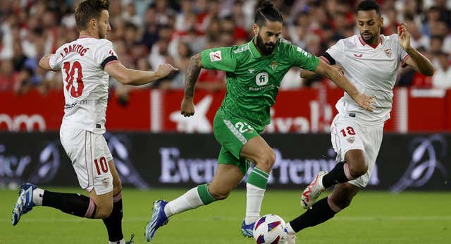El orgullo de Rakitic salva al Sevilla ante el perdonavidas Betis
