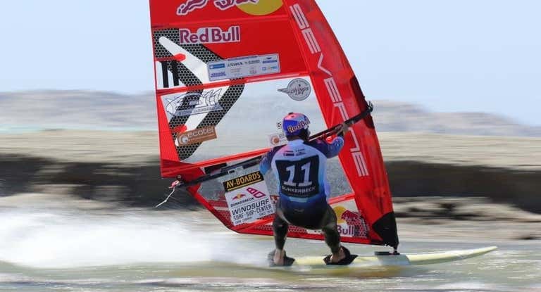 Bjorn Dunkerbeck navega a toda velocidad en Luderitz.