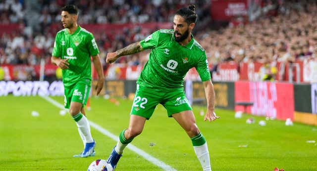 Los cánticos de “Isco, muérete” en el Pizjuán hacen estallar a Bartra: “Es una vergüenza, no vale todo”