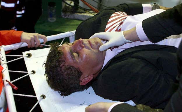 Juande Ramos fue atendido tras recibir el golpe de un objeto en un derbi sevillano de Copa.
