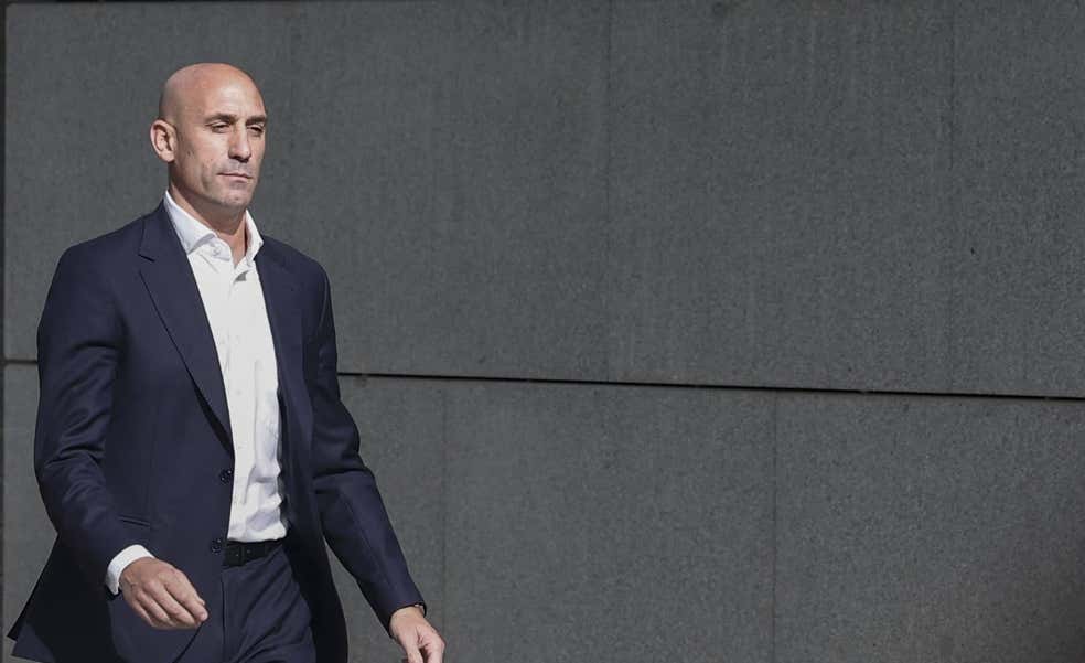 Rubiales pide al TAD el archivo de su expediente y denuncia su «linchamiento»