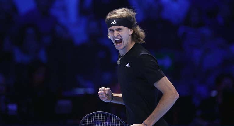 Alexander Zverev celebra un punto durante su partido ante Carlos Alcaraz en las ATP Finals.