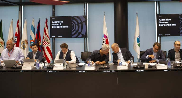 Óscar Mayo, Gil Marín y Javier Tebas, en el centro de la imagen.