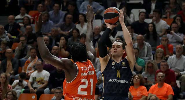 Hezonja asume galones y mantiene la racha del Real Madrid en Valencia