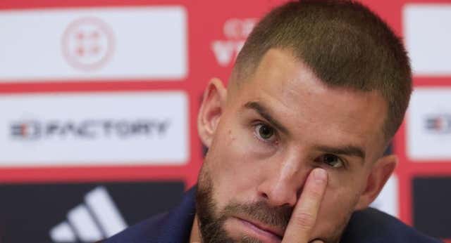 Iñigo Martínez defiende a los árbitros: «Siempre habrá polémica y lo importante es dejarlos tranquilos»