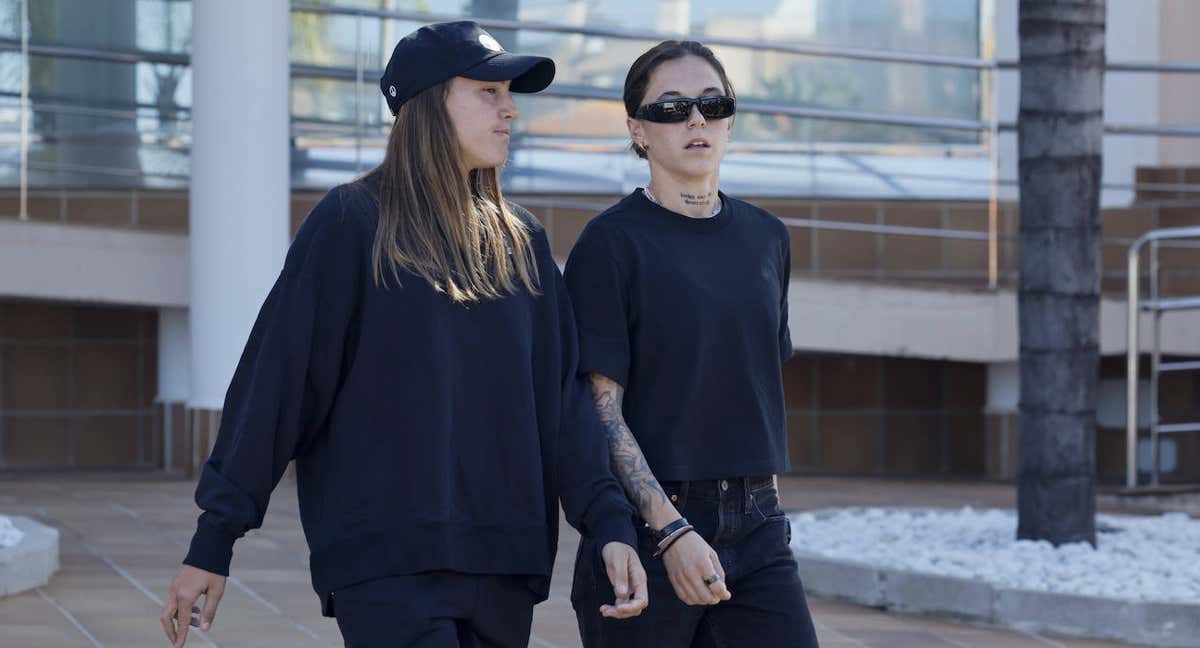 Patri Guijarro y Mapi León a su salida de la concentración de Oliva el pasado mes de septiembre. /EFE