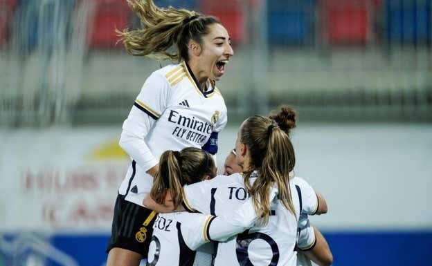 Olga Carmona celebra un gol con sus compañeras.  EFE