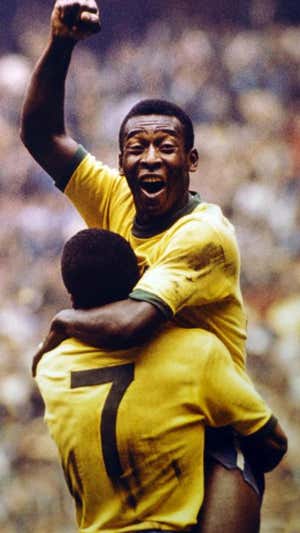 Pelé, abrazado a su compañero Jairzinho tras ganar el Mundial de 1970.  Sven Simon
