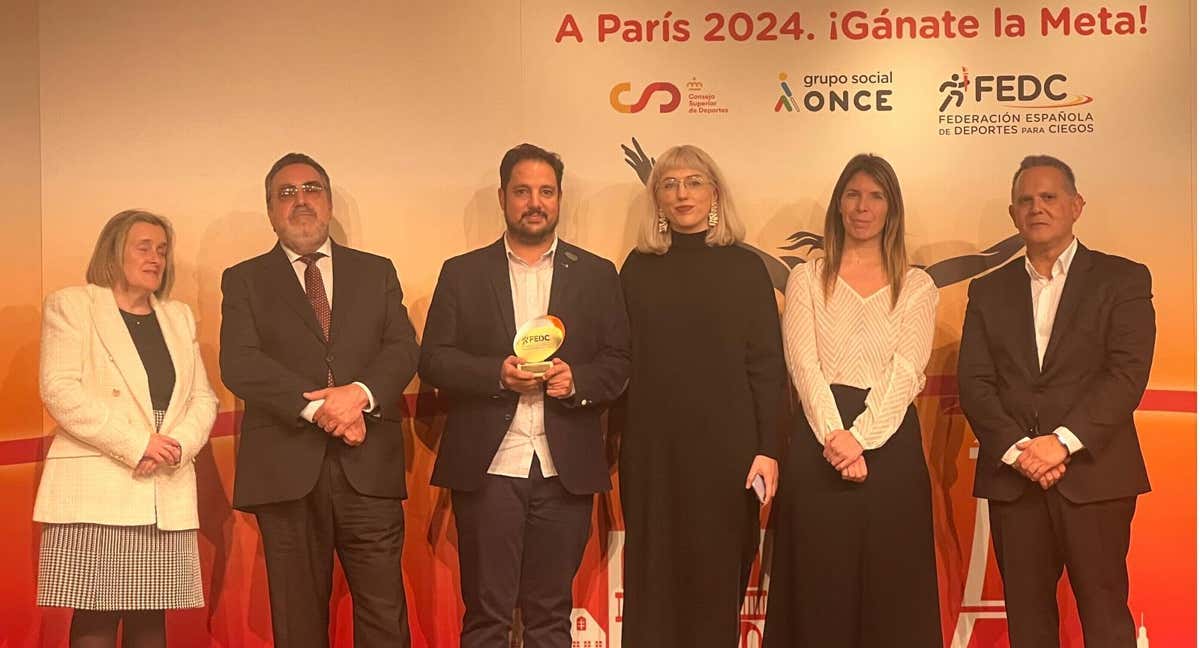 Marta Caparrós, redactora jefa de audiovisual, y Guillermo García, responsable del área polideportiva, con el premio en la categoría de 'Medio de comunicación'./RELEVO