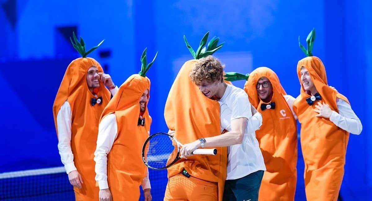 Los 'Carota Boys' saludan a Jannik Sinner durante un acto en Turín durante las ATP Finals. /Instagram/@carotaboys