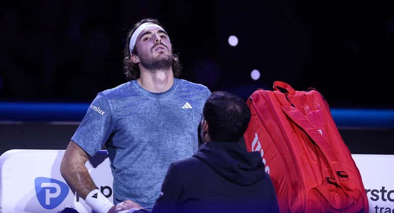 Stefanos Tsitsipas es atendido por el fisio antes de retirarse de las ATP Finals.