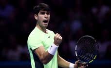 Alcaraz desquicia a Rublev y se mantiene con vida en las ATP Finals