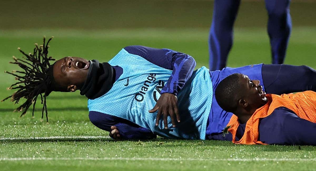 Camavinga se queja del dolor causado tras un choque con Dembélé.