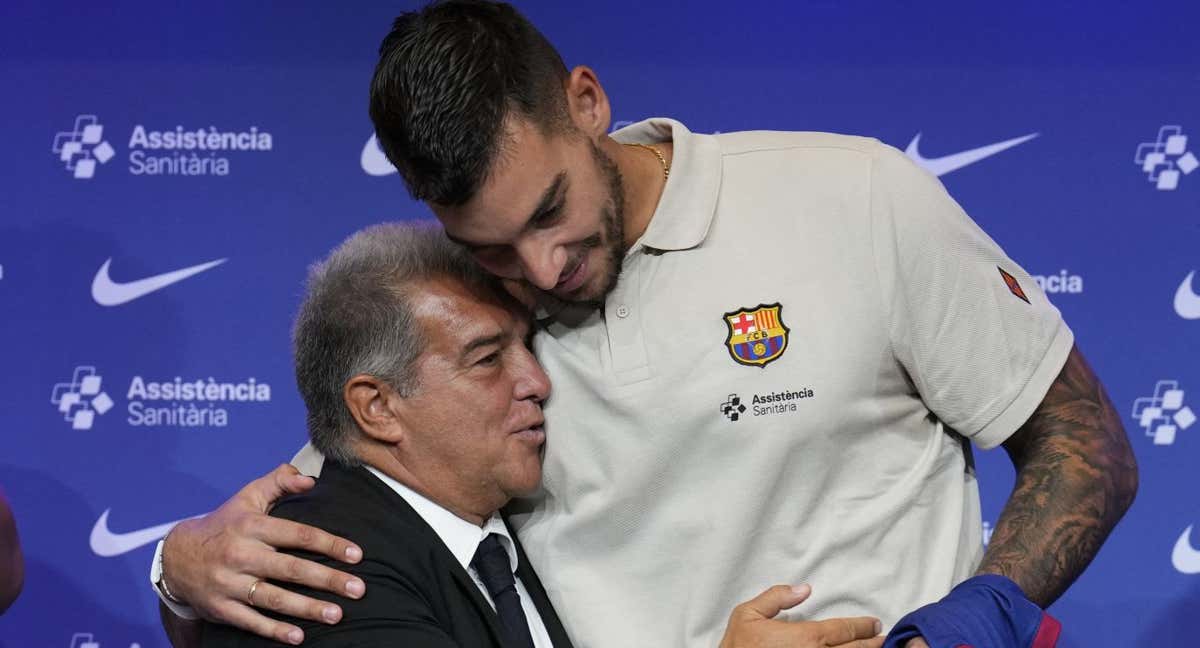 Laporta abrazando a Willy Hernangómez el día de su presentación. /AGENCIAS