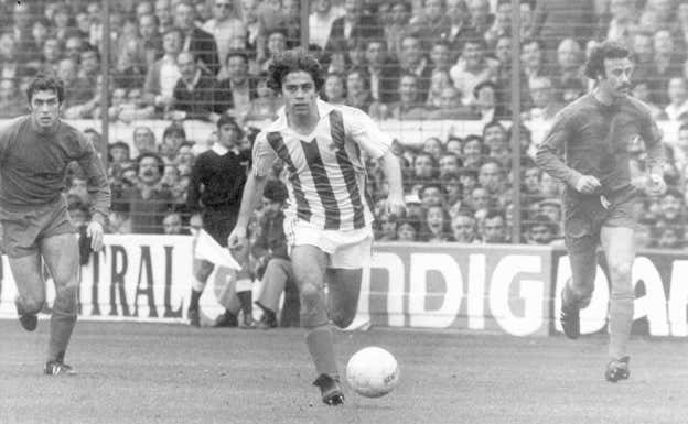 López Ufarte conduce el balón en un partido en Atotxa contra el Real Madrid de Vicente Del Bosque.  Diario Vasco