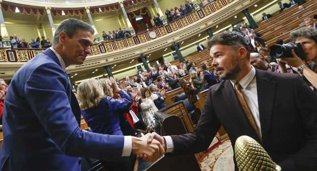 El «partido a partido» de Gabriel Rufián y el recado a Luis Figo: «Pagar, aplazar y consultar tus deudas»