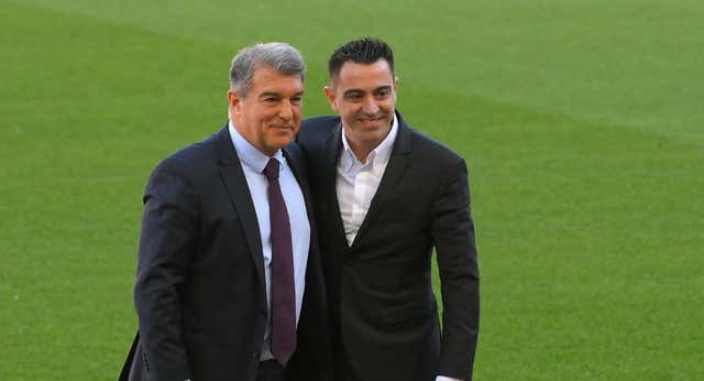 Laporta sigue creyendo en Xavi: «Estamos totalmente de su lado»