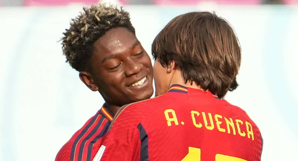 Andrés Cuenca abraza al goleador Igor Oyono. /RFEF