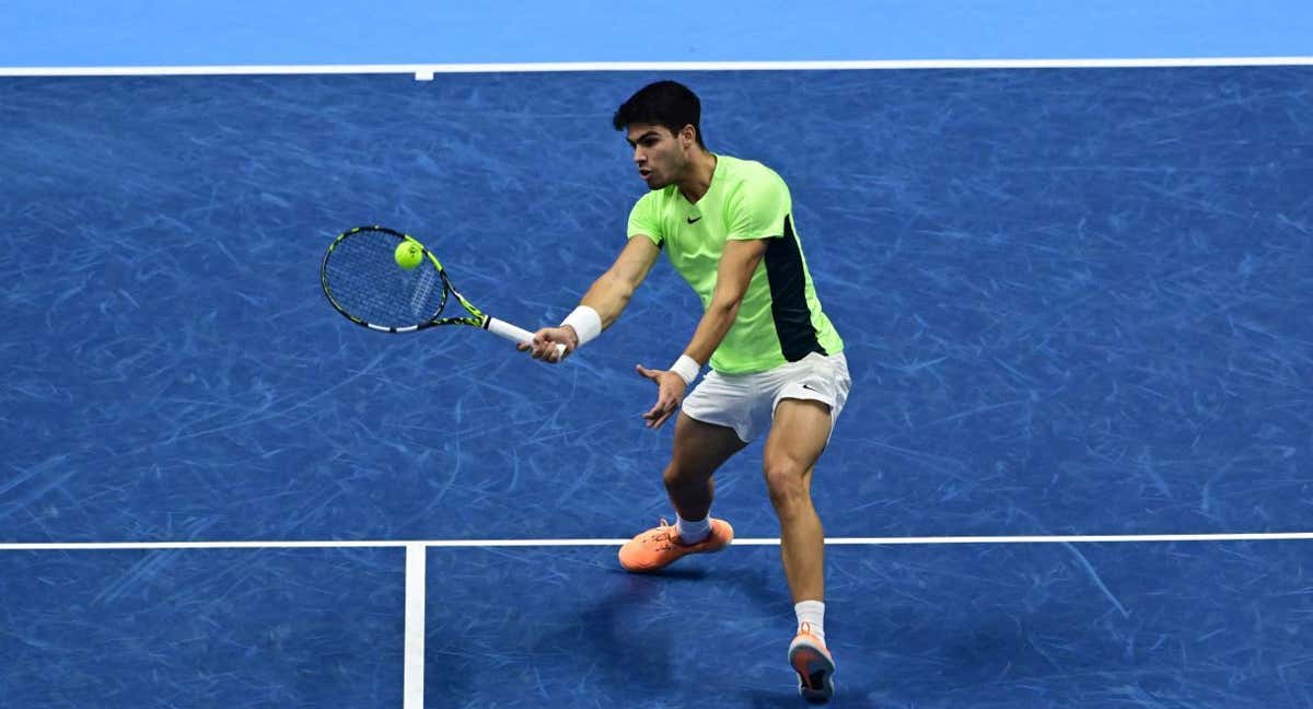 Carlos Alcaraz, durante su partido ante Daniil Medvedev en la tercera jornada de las ATP Finals de Turín. /AFP