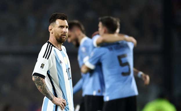Messi, tras uno de los goles de Uruguay en La Bombonera. Reuters