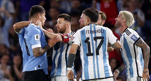 Bielsa desesperó a Messi, que agarró del cuello a un rival, y Argentina perdió 14 partidos después