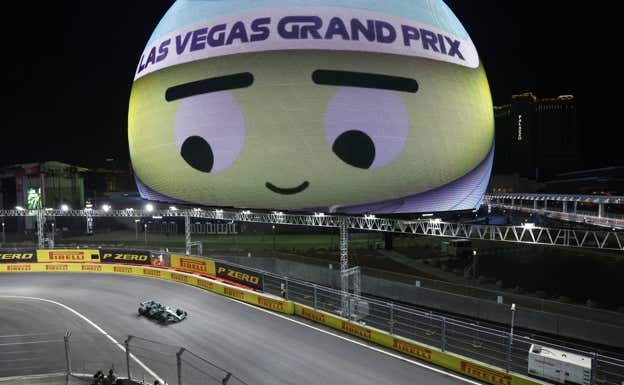 La Sphere con un emoticono en mitad del vacío en sus alrededores durante la FP2 del GP de Las Vegas.  EFE