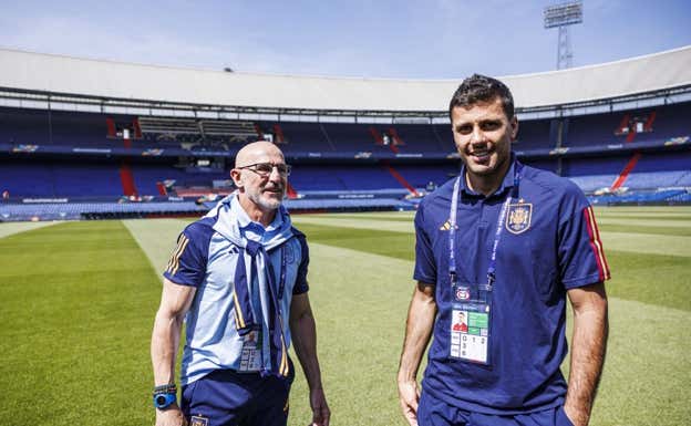 De la Fuente, actual seleccionador de España, con Rodri Hernández antes de jugar la final de la Nations. EFE