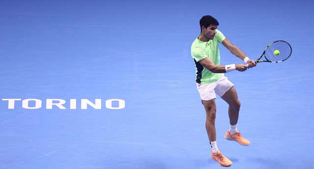 Carlos Alcaraz se rinde ante la ley de Novak Djokovic