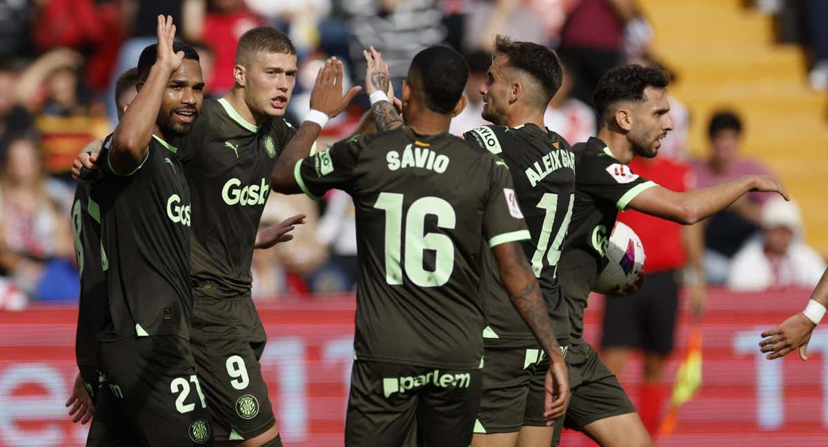 El Girona celebra el gol de Dovbyk en Vallecas./AFP