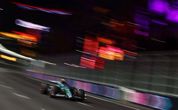 Fernando Alonso, a toda velocidad en la clasificación del GP de Las Vegas 2023 de F1.  AFP