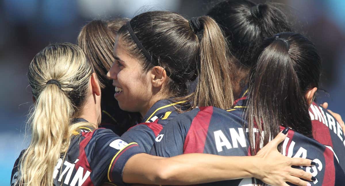 Las jugadoras del Levante celebran con Alba Redondo el gol de la victoria del Levante ante el Costa Adeje Tenerife.
