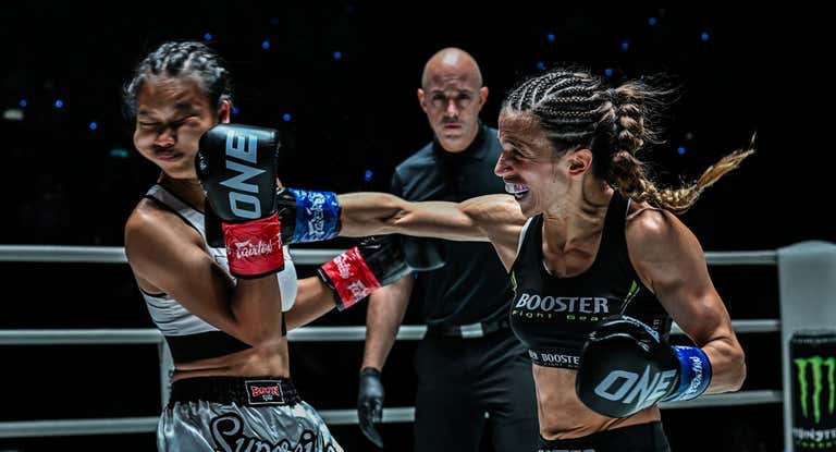 Cristina Morales golpea a Supergirl durante su combate en el Lumpinee.