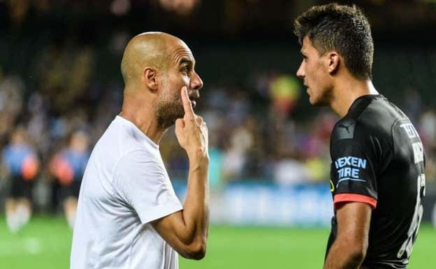 Pep Guardiola, con Rodri Hernández.