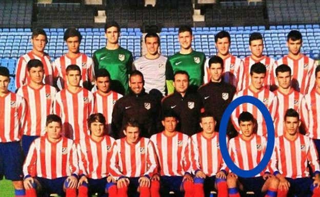 Armando de la Morena, en el centro entre los tres técnicos con chándal, dirigió a Rodri en la cantera del Atlético. @armandodelamorena