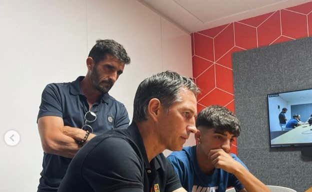 Víctor Fernández padre, de pie, y su hijo, en la firma del contrato con Nike. Instagam