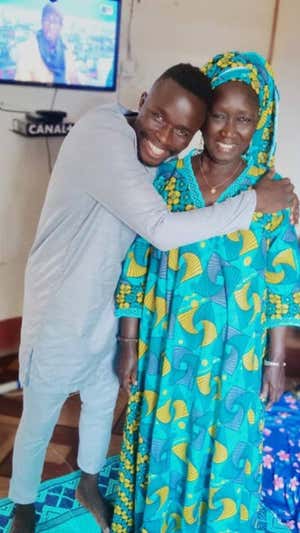 Imagen del reencuentro de Younousse Diop con su madre.