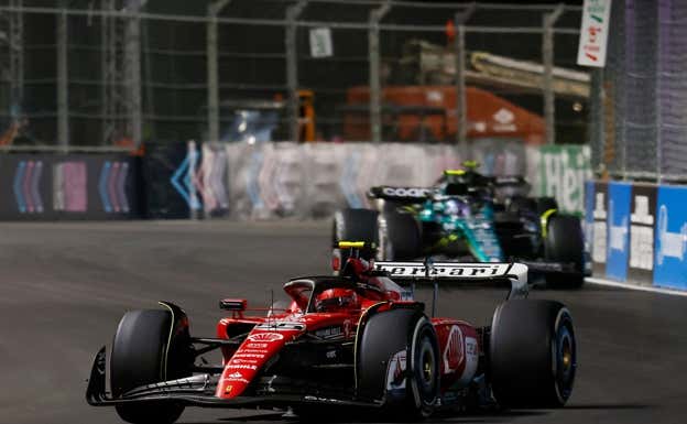 Carlos Sainz y Fernando Alonso, durante el GP de Las Vegas 2023.  Reuters