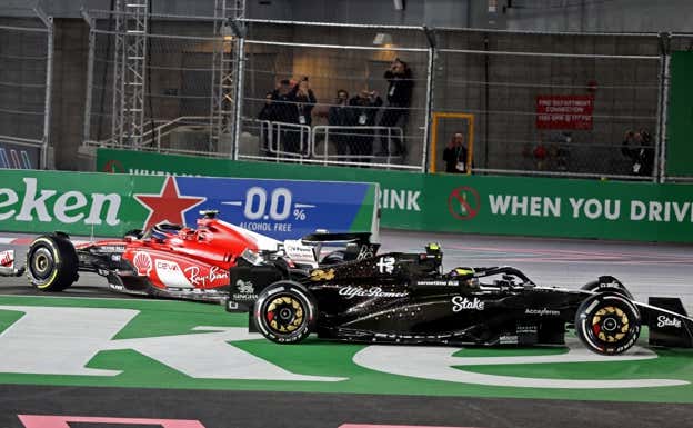 Carlos Sainz, tras trompear en la salida, junto a Valtteri Bottas.  Reuters