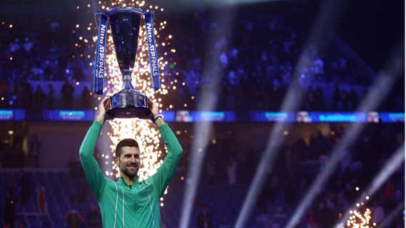 Novak Djokovic levanta la copa de campeón de las ATP Finals. /REUTERS