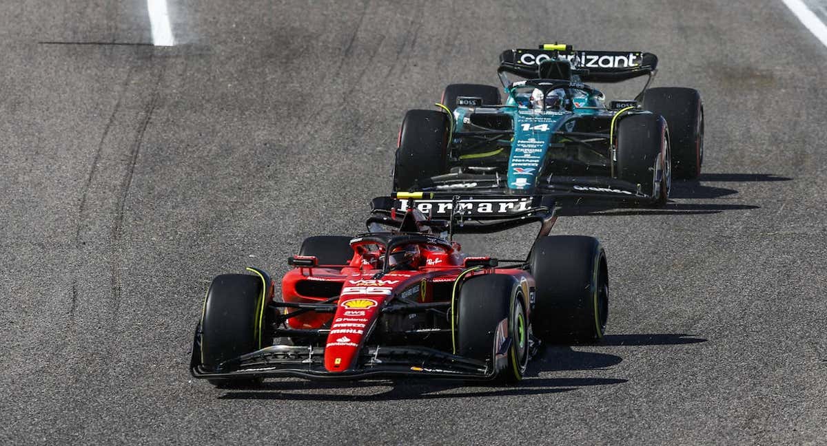 Carlos Sainz y Fernando Alonso, en una carrera esta temporada. /Reuters